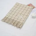 Heerlijke gezellige beige en bruine geruite wintersjaal met mooie klassieke franjes. - Stijl 2 / 68-190cm