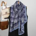 Sciarpa in lino bicolor blu e bianco, elegante scialle lungo da donna, foulard caldo chic. - Blu