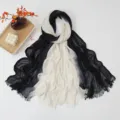 Schwarzer und weißer Farbverlauf Knitter Schal mit Fransen für Damen, elegant. - Farbverlauf #1