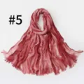 Detailansicht des rosafarbenen Baumwollschals mit Farbverlauf und weicher Knitterstruktur. - Geometrisch #5