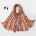 Detailaufnahme des farbverlauf gestreiften Knitterstoffes und Fransen am Damenschal. - Größe 7