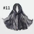 Detailaufnahme des Viskoseschals mit Farbverlauf, Knittertextur und dunklen Grautönen. - Stil #11