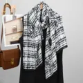 Sciarpa lunga con motivo bianco e nero, elegante scialle in lino con stampa floreale donna. - Bianco e nero