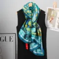 Élégant foulard en soie avec imprimé paysager bleu-vert vif, idéal pour le style printanier. - Style 8
