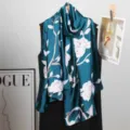 Foulard en soie vert foncé élégant avec motif de fleurs et de branches blanches, long châle. - Style 9