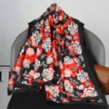 Élégant foulard en soie noir et rouge avec imprimé roses et papillons pour femme. - Style 11