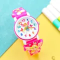 Roze kinder tekenfilm fee horloge met kleurrijke cijfers en schattig 3D bandje voor meisjes. - Bloemenfee in rozerood