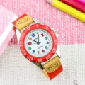 Bunte Kinderquarzuhr mit rotem Canvas-Armband und klarem Zifferblatt für Outdoor-Aktivitäten. - Rot