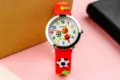 Detailaufnahme der Kindersportuhr mit rotem Silikonarmband und bunten Ball-Zifferblättern. - Rot