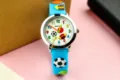 Kinder 3D Cartoon Sport Uhr Detailansicht, blauer Silikonarmband, buntes Zifferblatt. - Blau