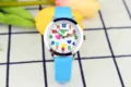 Kinder Quarzuhren Detail, hellblaues Armband, buntes Herz Zifferblatt, süße Schüleruhr. - Blau