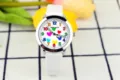 Kinder bunte Herz Quarz Uhr mit weißem Lederarmband und Leuchtanzeige Detailansicht - Weiß