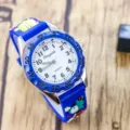Montre à quartz bleue pour enfants avec bracelet en silicone de dessin animé et chiffres clairs. - Bleu foncé