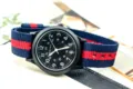Vue détaillée de la montre militaire extérieure en nylon pour homme style coréen cadran noir. - Bleu-Rouge-Bleu