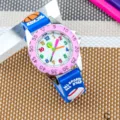Orologio al quarzo sportivo per bambini con cinturino in silicone colorato e lunetta. - Rosa