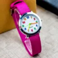 Kinder Quarzarmbanduhr mit pinkem Nylonarmband und weissem Zifferblatt für den Alltag. - Farbige Zeiger - Rosarot