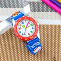 Orologio sportivo per bambini con numeri colorati, cinturino blu e lunetta rossa per ragazzi. - Rosso