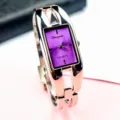 Reloj de pulsera de cuarzo cuadrado minimalista para mujer con esfera morada y correa. - Base Plateada Con Piedras Violetas