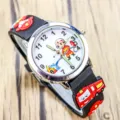 Montre quartz dessin animé pompier mignon pour enfants avec aiguilles lumineuses bracelet souple - Style extinction d'incendie - Noir