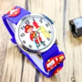 Montre à quartz pour enfants avec design de camion de pompier et bracelet violet. - Style borne d'incendie - Bleu foncé