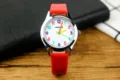 Kinder bunte zahlen quarzuhr mit rotem lederarmband und detailansicht präsentation. - Rot