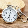 Montre de poche infirmiere argentees avec porte-cles et chiffres arabes clairs. - Aiguilles noires - Argent