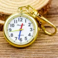 Montre infirmière de poche dorée avec clip porte-clés, cadran blanc et chiffres clairs. - Aiguilles colorées dorées