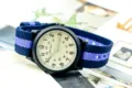 Montre quartz enfant avec bracelet nylon et cadran 24h, boitier noir pour les eles scolaires. - Bleu, violet et bleu