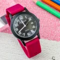 Orologio da studente con numeri chiari e cinturino in morbido silicone per bambini. - Rosso e nero