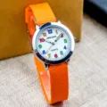 Kinder Quarzarmbanduhr mit leuchtend orangenem Nylonarmband und bunten Zahlen fuer den Alltag - Leuchtzeiger Orange