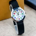 Kinder Quarzuhr mit schwarzem Nylonarmband, bunten Ziffern und weißem Zifferblatt für Schüler. - Leuchtzeiger - Schwarz