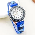 Kinderblauw camouflage quartz horloge met duidelijke cijfers en comfortabele siliconen band. - Blauwe band met zwarte kast en zwarte tekst