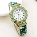 Kinderen camouflage quartz horloge voor jongens, schattig analoge horloge met siliconen. - Gele band met zwarte tekst