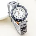 Kinder quartz horloge met grijs camouflage siliconen bandje en heldere witte wijzerplaat. - Grijze band met zwarte tekst en witte wijzerplaat