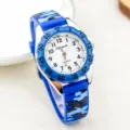Kinderen blauw camouflage quartz horloge met witte wijzerplaat en duidelijke cijfers dagelijks. - Blauwe band met blauwe kast en zwarte tekst