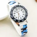 Kinder quartz horloge met blauwe camo band, heldere wijzerplaat, perfect voor school en dagelijks. - Witte band met zwarte kast en zwarte tekst