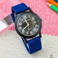 Orologio al quarzo per studenti con cinturino in silicone blu, cassa nera e quadrante chiaro. - Blu nero