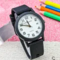 Orologio al quarzo minimalista da studente con numeri arabi data e cinturino in silicone - Bianco e nero