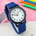 Orologio al quarzo per bambini con cinturino in silicone blu, cassa nera e quadrante. - bianco-blu