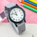 Orologio al quarzo per bambini con numeri chiari, cinturino in silicone grigio e data. - Grigio/Bianco