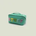 Große PU Kosmetiktasche mit bunten Buchstaben Aufnähern für Reisen und Make up Schätze. - Stuff Grün