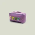Große lila PU-Leder Kosmetiktasche mit bunten bestickten Buchstaben und einem Tragegriff. - Stuff Lila