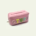 Rosa PU-Leder Kosmetiktasche Detail mit bunten bestickten STUFF Buchstaben und Griff. - Stuff Rosa