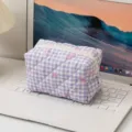 Borsa per trucco trapuntata a quadretti viola portatile con simpatici fiocchi rosa per viaggi. - Quadretti Fiocco Viola