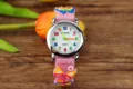 Kinder Quarzuhr mit rosa 3D Schmetterling Silikonarmband und bunten Zifferblatt Markierungen. - Rosa