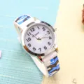 Kinder Camouflage Quarzarmbanduhr mit blauem Armband und weißem Zifferblatt mit Ziffern. - Camo Weiß