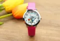 Vista detallada del reloj de cuarzo para niños con esfera de fantasma y manecillas. - Rosa rojo