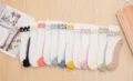 Calzini corti trasparenti in seta di cristallo da donna con eleganti polsini di perle. - Colori misti