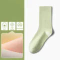 Chaussettes mi-mollet en coton pour femmes, respirantes et élastiques, en couleur vert. - Vert