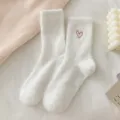 Calcetines de media pantorrilla gruesos de terciopelo de visón para mujer con bordado de corazón - Talla única / Blanco